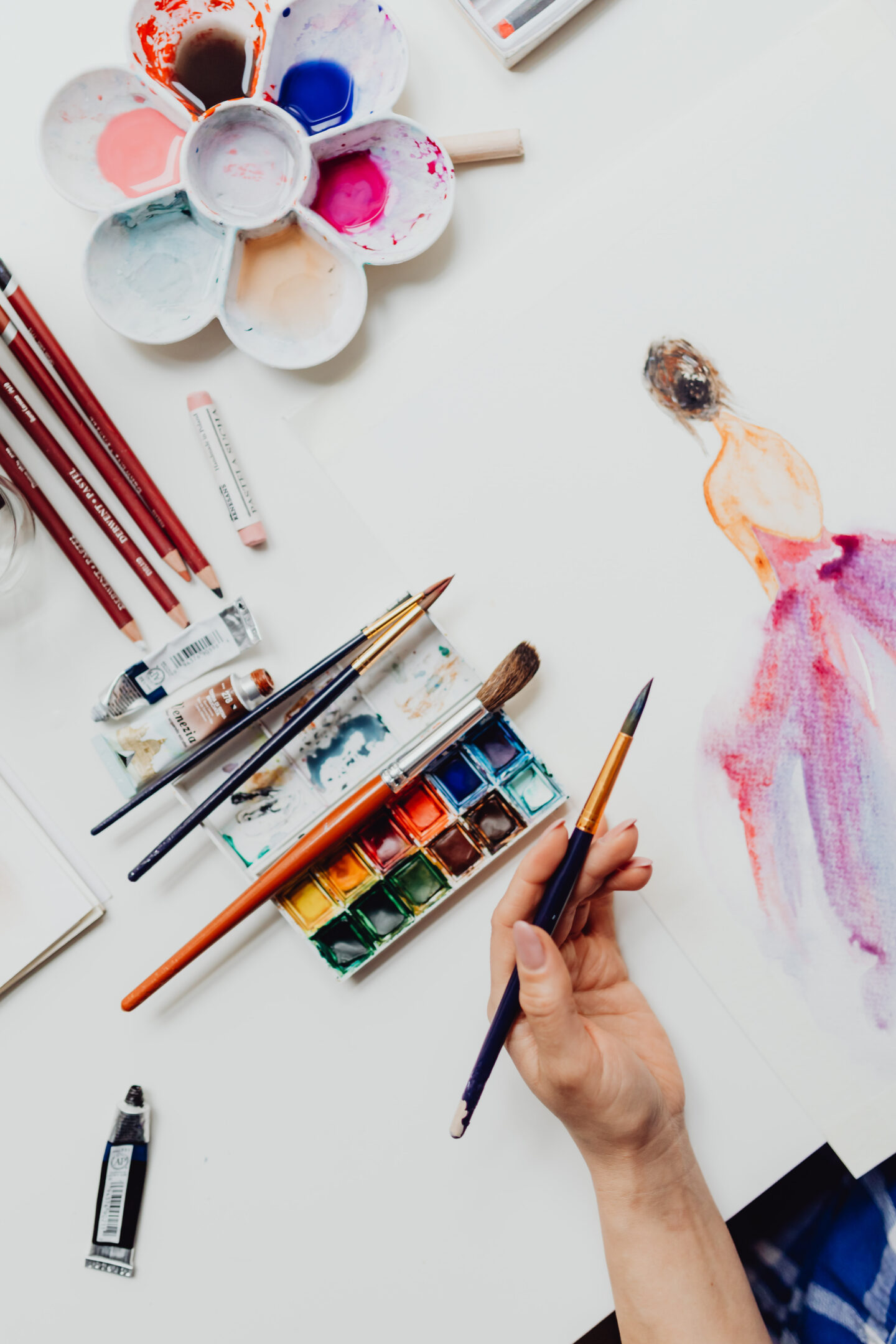 kaboompics a woman paints with watercolors 10923