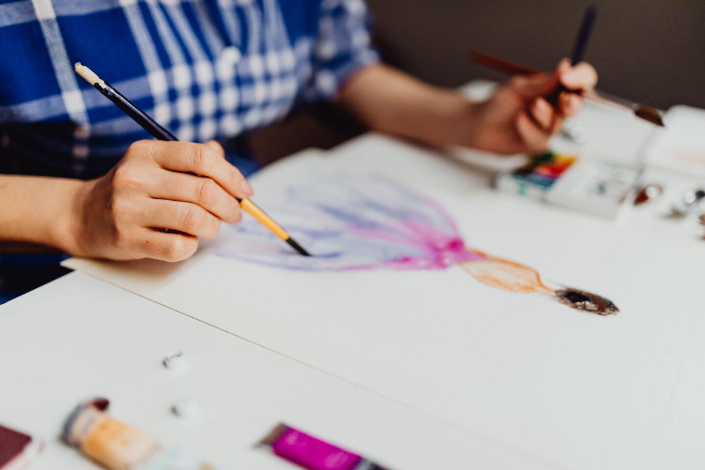 kaboompics a woman paints with watercolors 10927